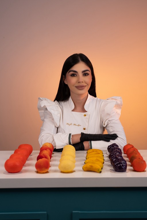 Nati Moura segurando um entremet